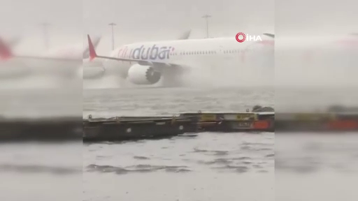 BAE'de sağanak hayatı felç etti! Dubai Uluslararası Havalimanı’nda uçaklar sel sularında güçlükle ilerledi 2