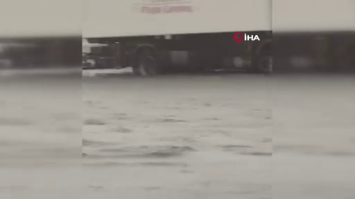 BAE'de sağanak hayatı felç etti! Dubai Uluslararası Havalimanı’nda uçaklar sel sularında güçlükle ilerledi 3