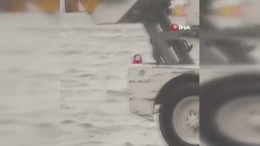 BAE'de sağanak hayatı felç etti! Dubai Uluslararası Havalimanı’nda uçaklar sel sularında güçlükle ilerledi 4