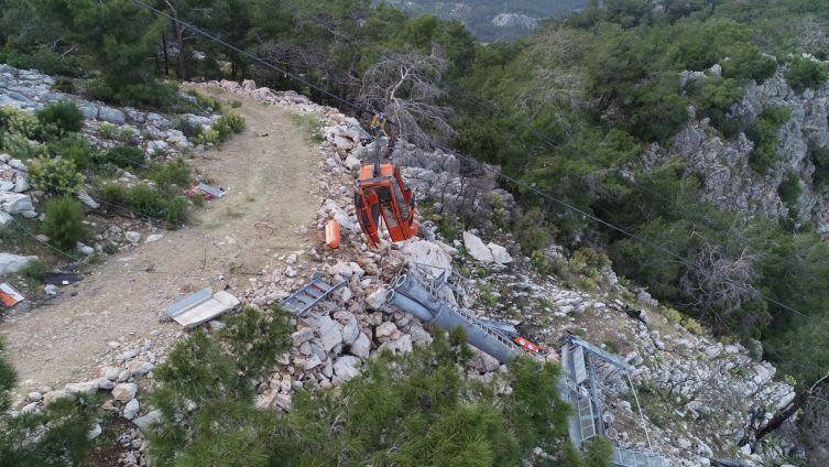 Antalya'daki teleferik kazasının enkazı havadan görüntülendi 3