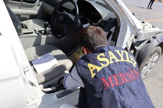 Mersin'de bir tamirhaneye düzenlenen operasyonda parçalara ayrılmış lüks araçlar bulundu 1