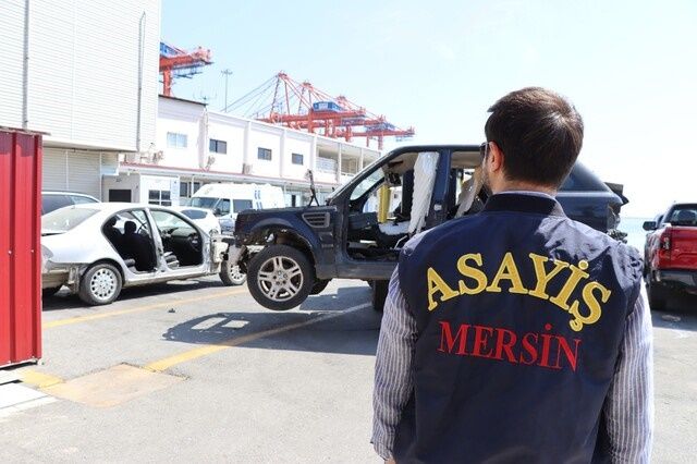 Mersin'de bir tamirhaneye düzenlenen operasyonda parçalara ayrılmış lüks araçlar bulundu 2