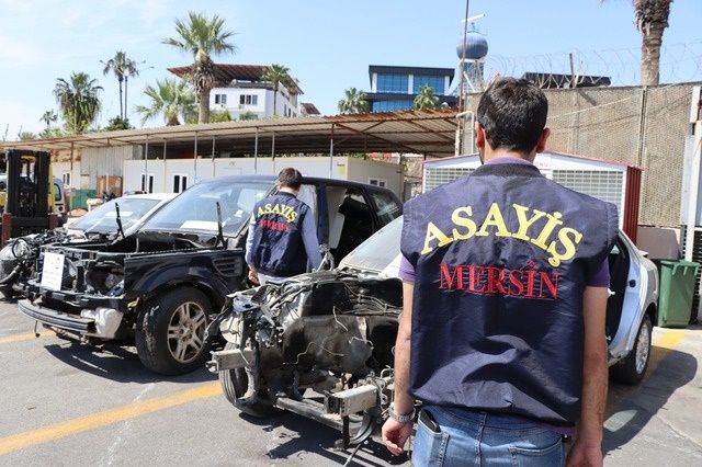 Mersin'de bir tamirhaneye düzenlenen operasyonda parçalara ayrılmış lüks araçlar bulundu 3