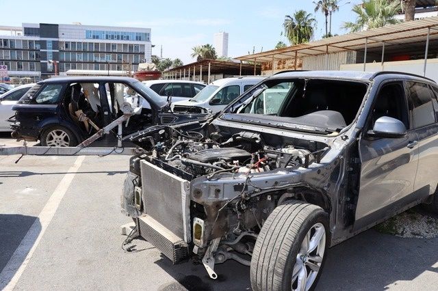 Mersin'de bir tamirhaneye düzenlenen operasyonda parçalara ayrılmış lüks araçlar bulundu 4