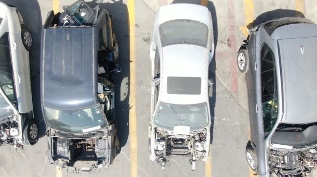 Mersin'de bir tamirhaneye düzenlenen operasyonda parçalara ayrılmış lüks araçlar bulundu 5