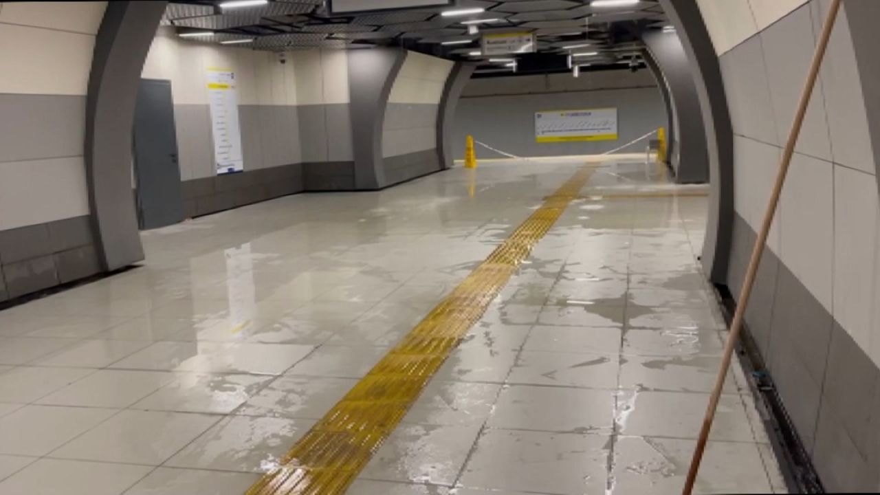 Yenibosna Metro İstasyonu'nu su bastı 3