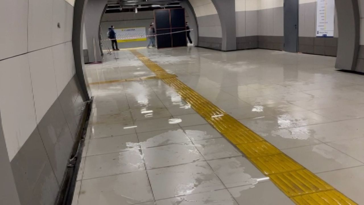 Yenibosna Metro İstasyonu'nu su bastı 7