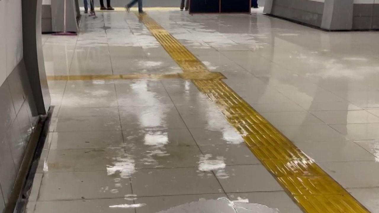 Yenibosna Metro İstasyonu'nu su bastı 8