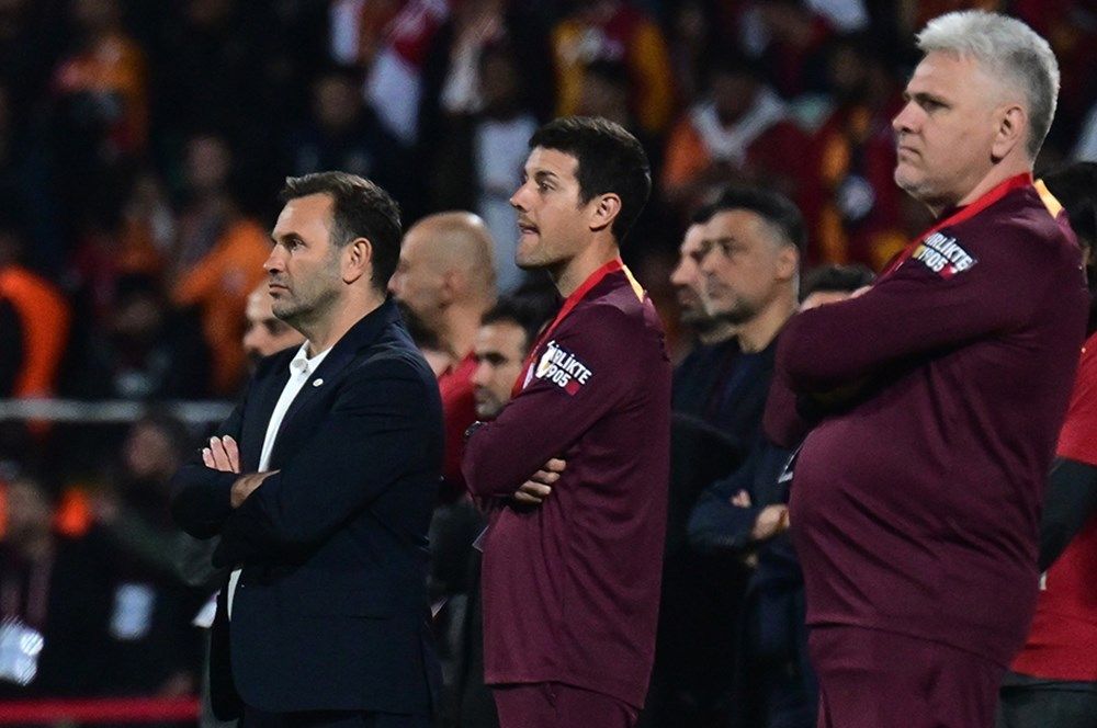 Galatasaray'da sürpriz Okan Buruk kararı! Yönetim yeni sözleşme konusunu askıya aldı: Yeni dönemde uygulanacak tarife belli oldu 1