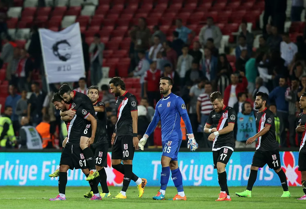 O eski hallerinden eser yok şimdi! Süper Lig'de fırtınalar estiren efsanevi kulüpler dibe çakıldı... 18