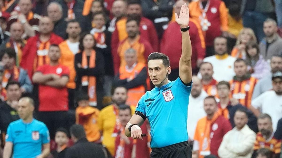 Ahmet Çakar’dan geceye damgasını vuran yorum: “Nerede o Fenerbahçe karşısında vakit geçirmek için her şeyi yapan Pendik, nerede Galatasaray karşısındaki Pendik. Nedense beyefendi oynadılar, konsantre olmadılar” 12