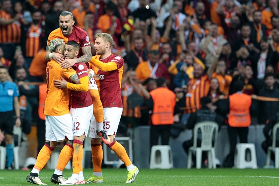 Levent Tüzemen'den Okan Buruk'a Hakim Ziyech tepkisi! Taraftarın sevgilisi olan yıldız oyuncu için olay yaratan tepki: "Hocam bir daha asla ilk 11'de başlatma" 8