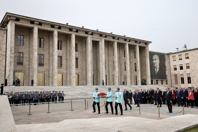 23 Nisan coşkusu... Anıtkabir'in ilk ziyaretçileri Milli Eğitim Bakanı Tekin ve çocuklar oldu 4