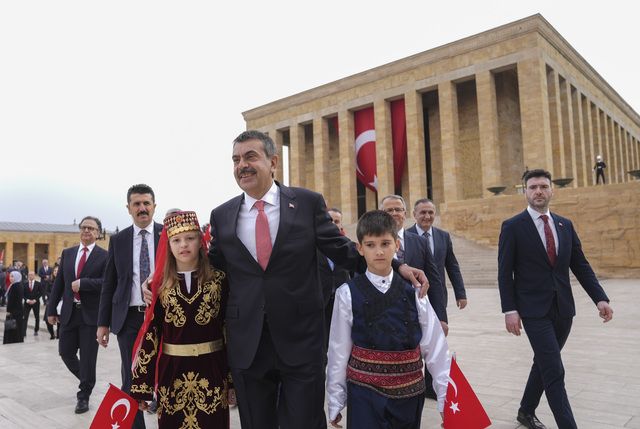 23 Nisan coşkusu... Anıtkabir'in ilk ziyaretçileri Milli Eğitim Bakanı Tekin ve çocuklar oldu 6