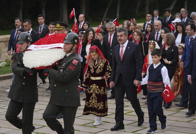 23 Nisan coşkusu... Anıtkabir'in ilk ziyaretçileri Milli Eğitim Bakanı Tekin ve çocuklar oldu 1