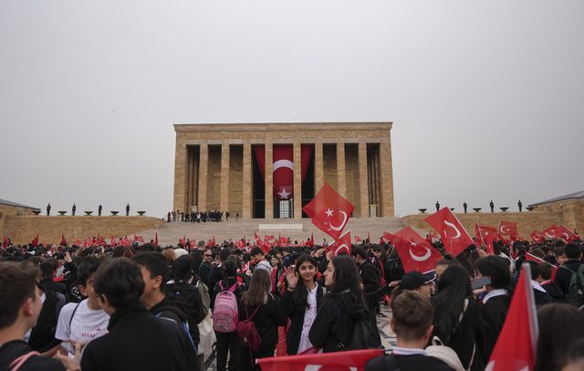 23 Nisan coşkusu... Anıtkabir'in ilk ziyaretçileri Milli Eğitim Bakanı Tekin ve çocuklar oldu 10