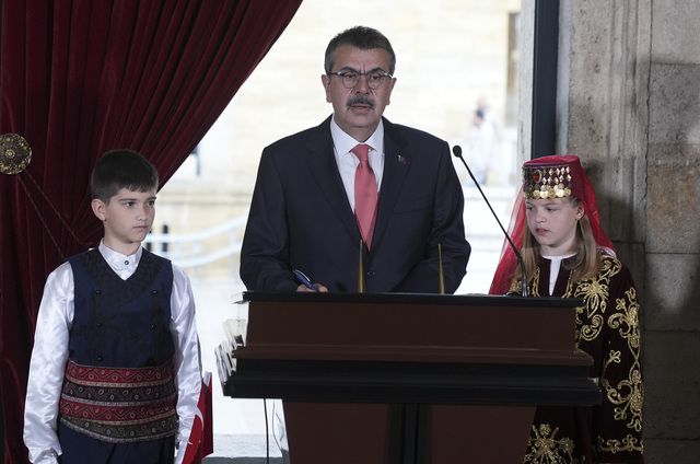 23 Nisan coşkusu... Anıtkabir'in ilk ziyaretçileri Milli Eğitim Bakanı Tekin ve çocuklar oldu 3