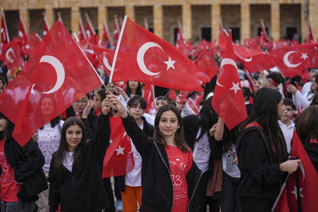23 Nisan coşkusu... Anıtkabir'in ilk ziyaretçileri Milli Eğitim Bakanı Tekin ve çocuklar oldu 9
