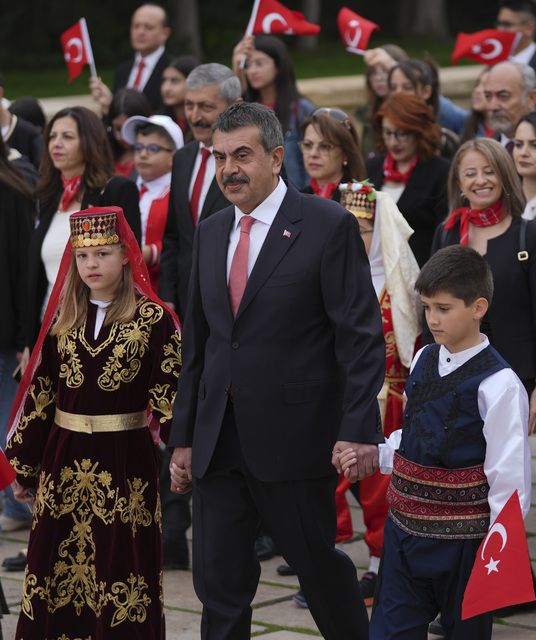 23 Nisan coşkusu... Anıtkabir'in ilk ziyaretçileri Milli Eğitim Bakanı Tekin ve çocuklar oldu 5