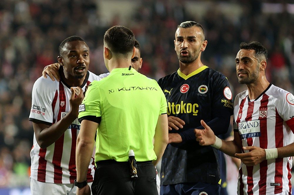 “Alexander Djiku’nun arkadan darbesi var, pozisyon penaltı! Hatta sarı kart da görmesi lazımdı! Galatasaray bu saatten sonra bu şampiyonluğu vermez…” 8
