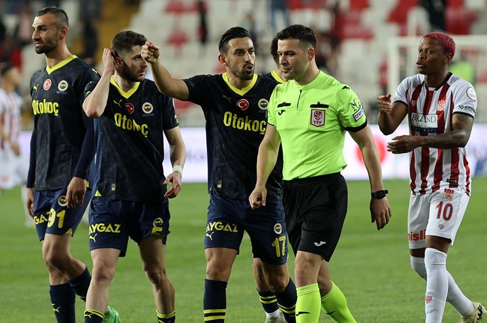 “Alexander Djiku’nun arkadan darbesi var, pozisyon penaltı! Hatta sarı kart da görmesi lazımdı! Galatasaray bu saatten sonra bu şampiyonluğu vermez…” 4
