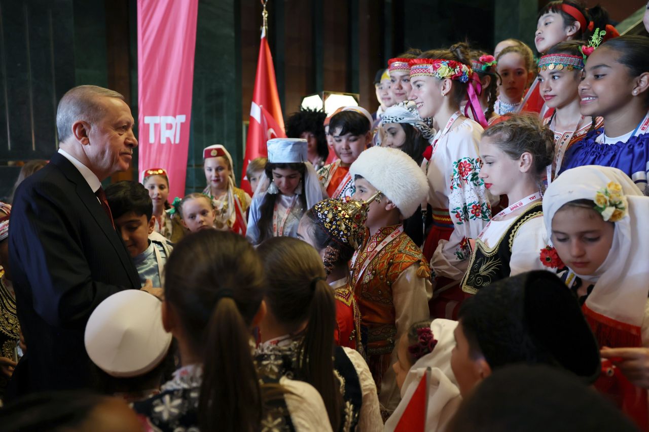 Cumhurbaşkanı Erdoğan Türk dünyası çocuklarıyla buluştu 2