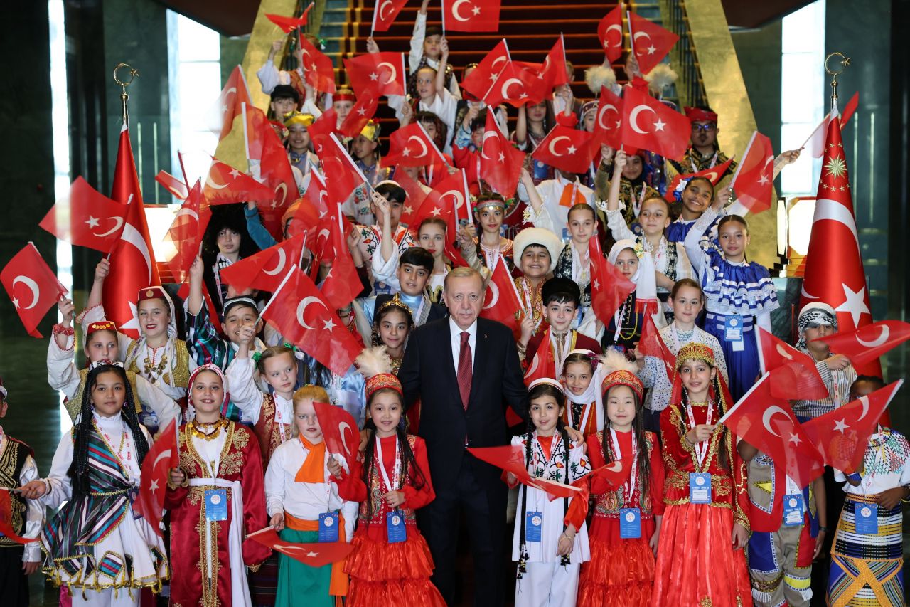 Cumhurbaşkanı Erdoğan Türk dünyası çocuklarıyla buluştu 3