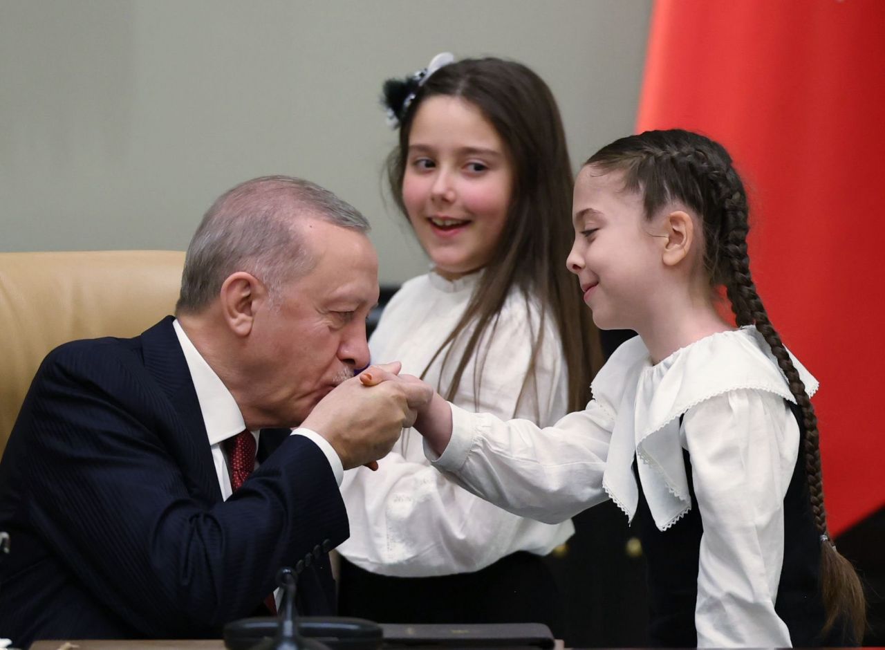 Cumhurbaşkanı Erdoğan Türk dünyası çocuklarıyla buluştu 6