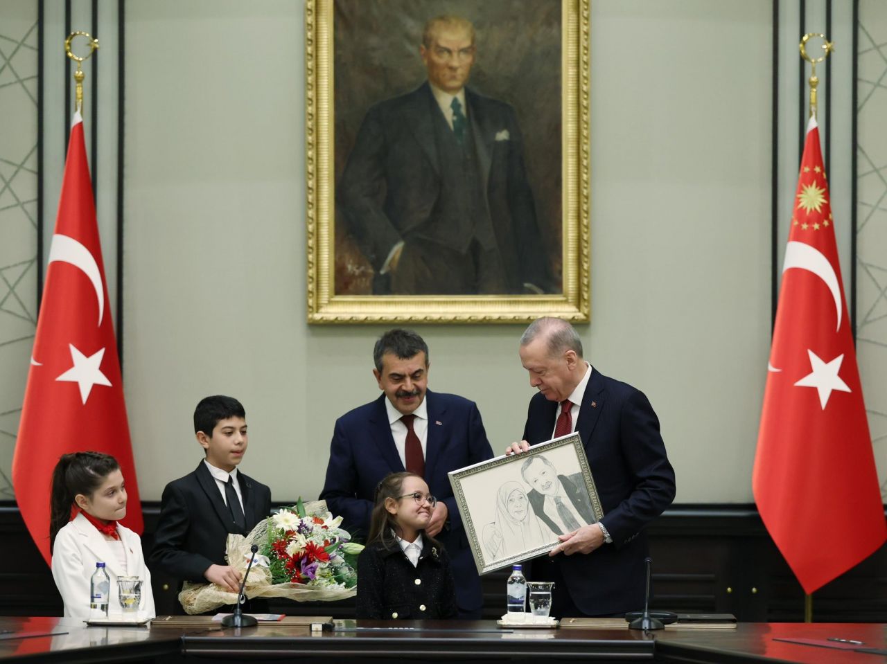 Cumhurbaşkanı Erdoğan Türk dünyası çocuklarıyla buluştu 7