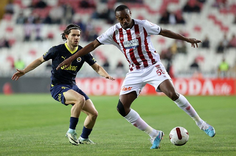 TFF, tartışma yaratan Sivasspor - Fenerbahçe maçının VAR kayıtlarını açıkladı: İşte hakemler arasında geçen o konuşma... 1