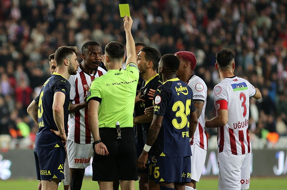 TFF, tartışma yaratan Sivasspor - Fenerbahçe maçının VAR kayıtlarını açıkladı: İşte hakemler arasında geçen o konuşma... 2
