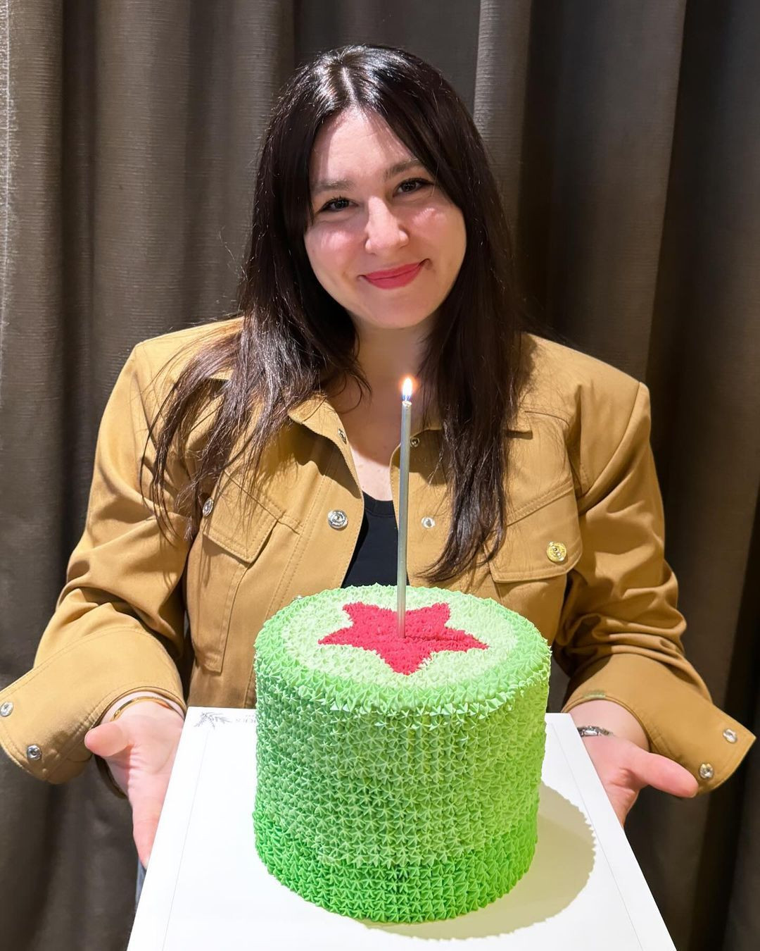 Doğum günü pastası hiç beğenilmeyen Yasemin Sakallıoğlu'ndan cevap geldi! 1