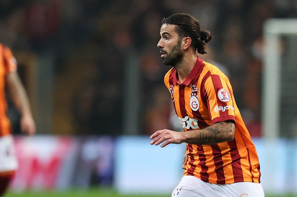 Galatasaray'da şok gerçek ortaya çıktı! Meğer yıldız oyuncu hala kadro dışıymış: Sözleşmesinde yer alan detaylar herkesi aydınlattı 1