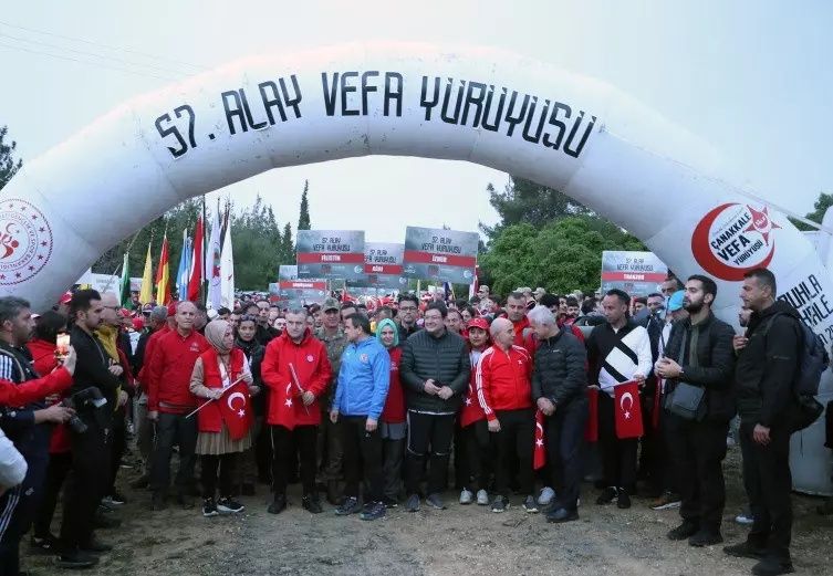 Çanakkale Kara Savaşları'nın 109. yılı: 57. Alay Vefa Yürüyüşü düzenlendi! Saçlarına kına yakılan gençler asker çorbası içti... 4