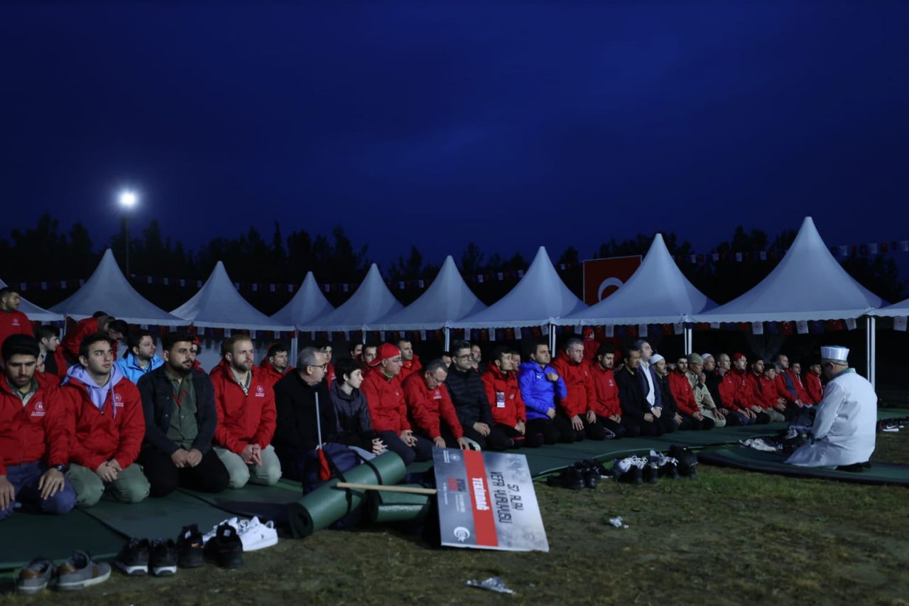 Çanakkale Kara Savaşları'nın 109. yılı: 57. Alay Vefa Yürüyüşü düzenlendi! Saçlarına kına yakılan gençler asker çorbası içti... 7