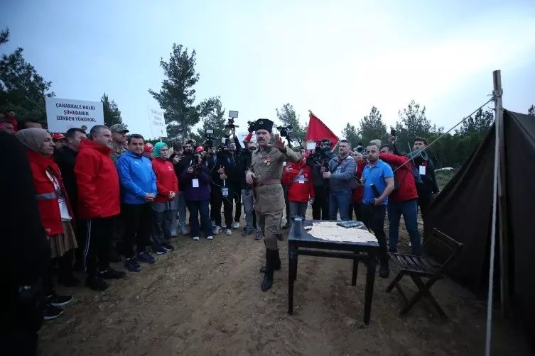 Çanakkale Kara Savaşları'nın 109. yılı: 57. Alay Vefa Yürüyüşü düzenlendi! Saçlarına kına yakılan gençler asker çorbası içti... 6