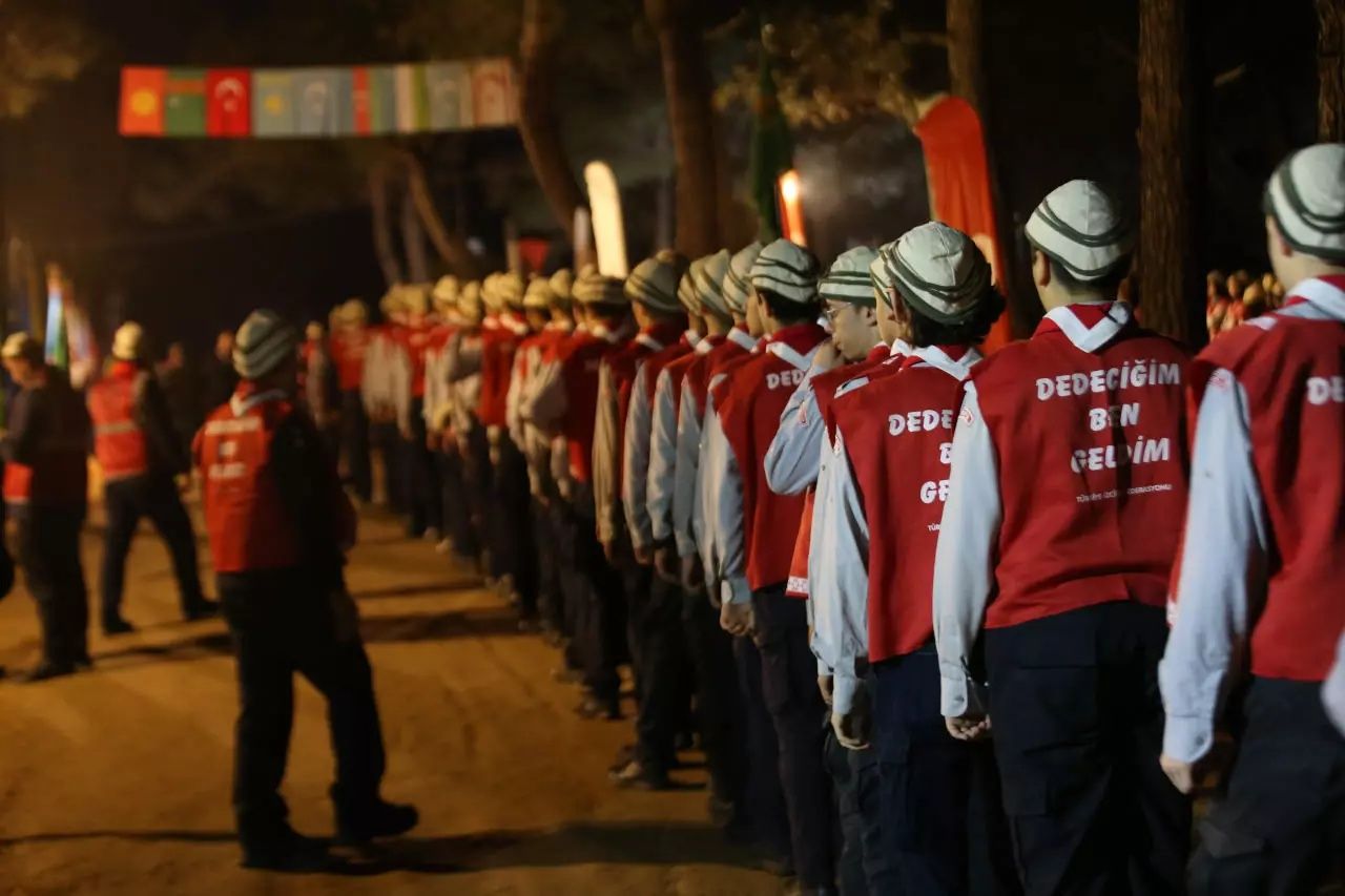Çanakkale Kara Savaşları'nın 109. yılı: 57. Alay Vefa Yürüyüşü düzenlendi! Saçlarına kına yakılan gençler asker çorbası içti... 9