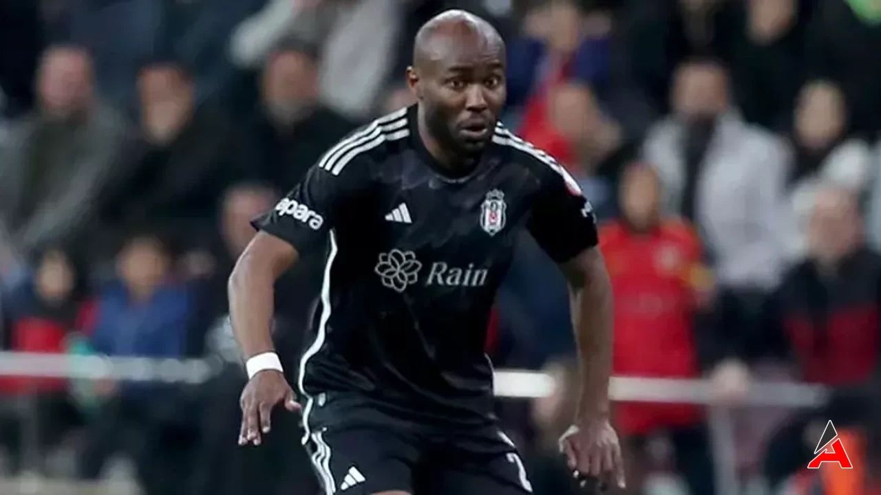 “İki senedir verdiği hemen her karar yanlış olan Beşiktaş’ın bu enkazı kaldırması da zaman alacak! 12+3 milyon Euro gibi astronomik bir paraya birçok üst klas futbolcu alınabilecekken Al Musrati’yi transfer ettiler!” 6