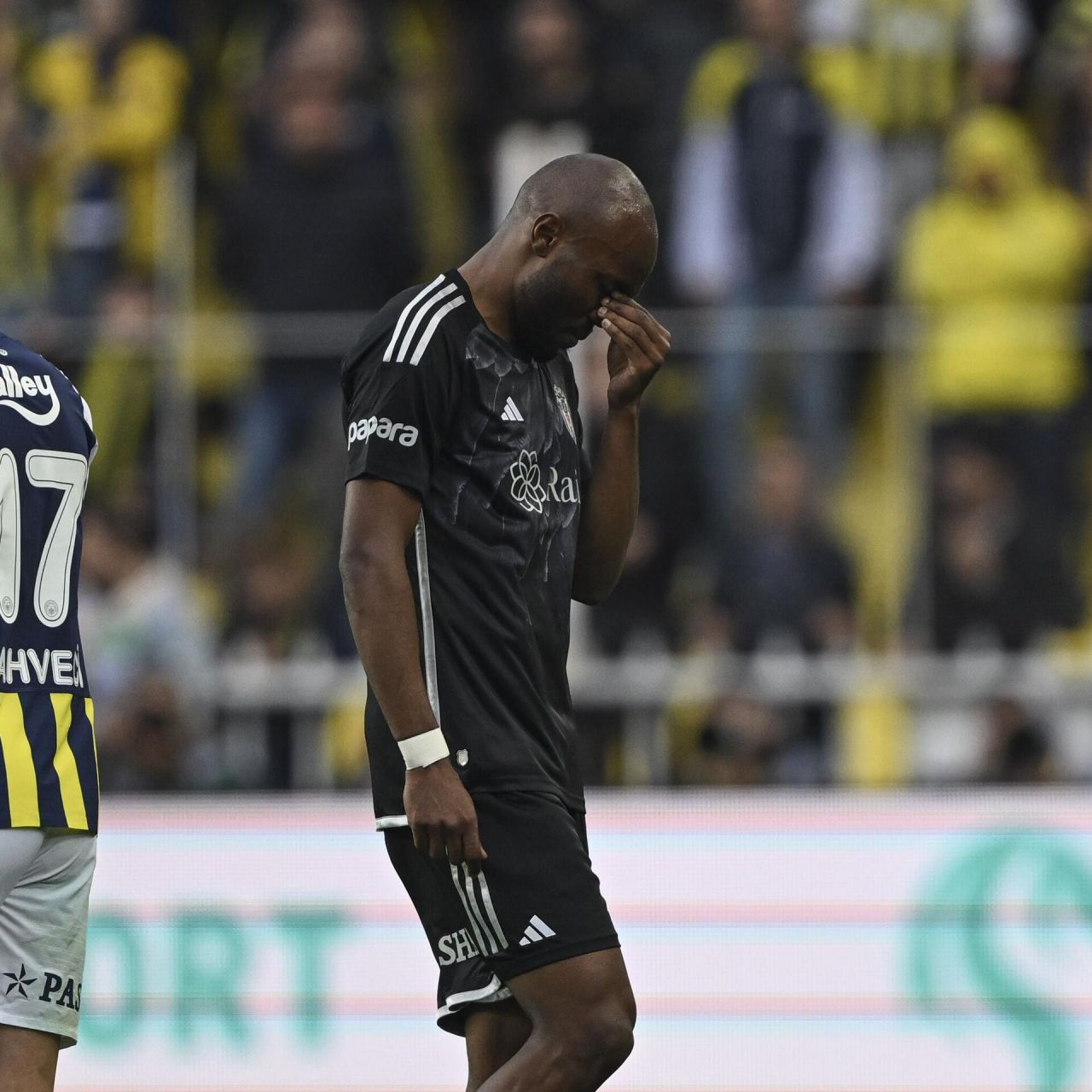 “İsmail Kartal takımda forma adaletini de sağlayamamış! Böyle atılıyorsan senin aldığın para helal değil, haram! Böyle şahsiyetsiz, kişiliksiz futbolcuları alanlar da hatalı!” 8