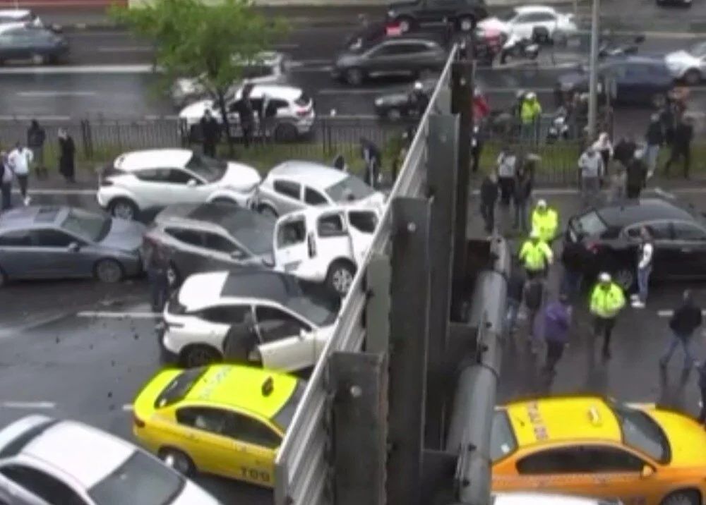 Beşiktaş Büyükdere Caddesi'nde 7 araçlık zincirleme kaza! Yaralılar var... 2