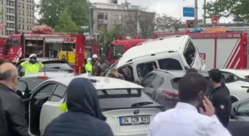 Beşiktaş Büyükdere Caddesi'nde 7 araçlık zincirleme kaza! Yaralılar var... 5