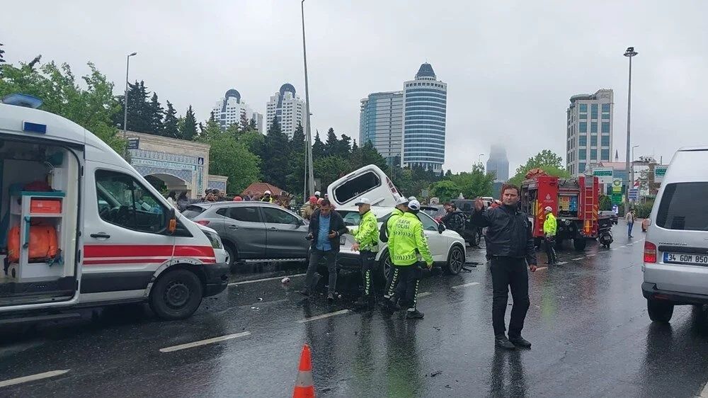 Beşiktaş Büyükdere Caddesi'nde 7 araçlık zincirleme kaza! Yaralılar var... 1