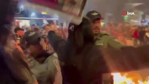 Tel Aviv’de Gazze’deki esirlerin aileleri ve destekçileri sokağa indi 6