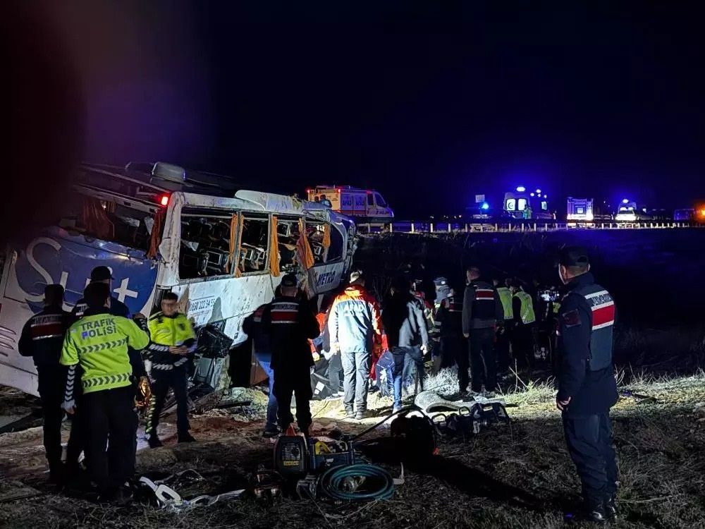 Otobüs şarampole yuvarlandı! Ölü ve yaralılar var 1