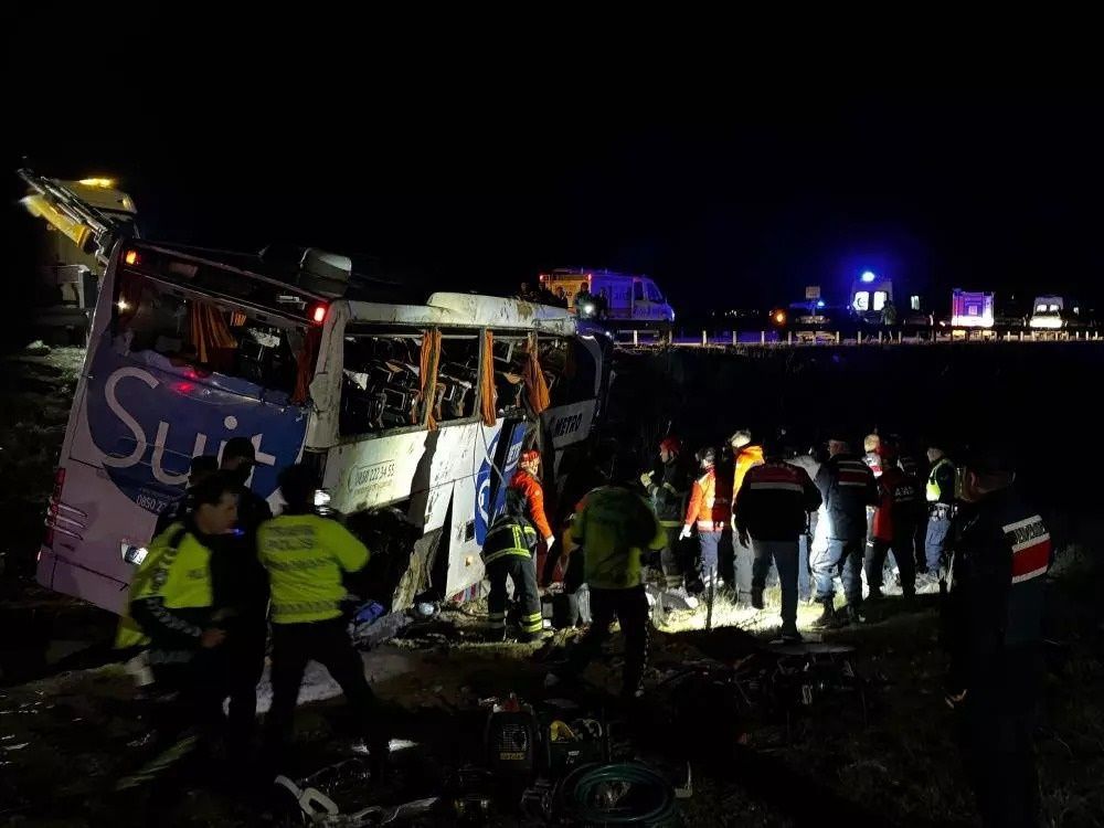 Otobüs şarampole yuvarlandı! Ölü ve yaralılar var 4