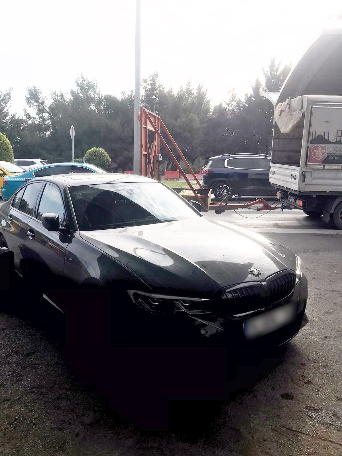 Ünlü şarkıcı Yıldız Tilbe, polis aracına çarptı 3