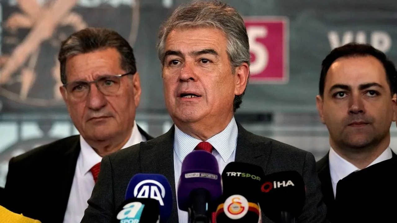 Galatasaray’da ortalığı karıştıran sözler: “Dursun Özbek ile Erden Timur arasında çok ciddi sorunlar var: Karalama kampanyası yapıyor! Özbek, futbolu o isme emanet edecek! Ayrıca Florya’yı da birilerine peşkeş çektiği iddial 12