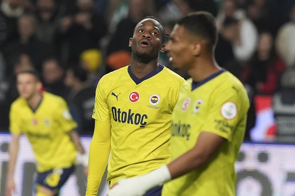 “Fenerbahçe Galatasaray’dan tarihi fark yememek için derbiye U19 takımıyla çıksın! Hatta Başkan Ali Koç derbide takımı sahadan çekmeli!” 10