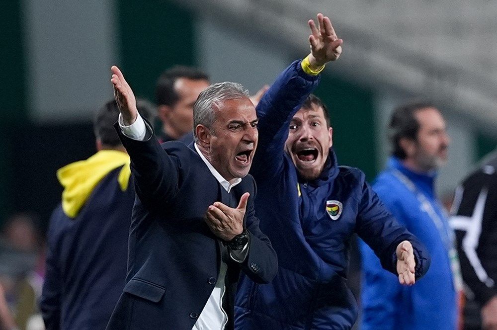 “Fenerbahçe Galatasaray’dan tarihi fark yememek için derbiye U19 takımıyla çıksın! Hatta Başkan Ali Koç derbide takımı sahadan çekmeli!” 14