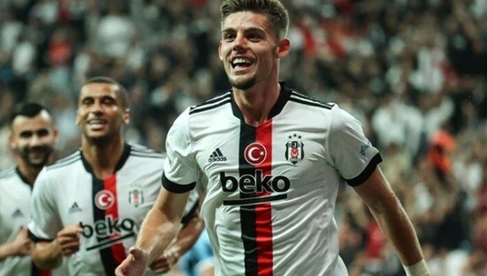 Ve Hasan Arat yumruğunu masaya vurdu, yıldız oyuncuların Beşiktaş kariyerini bitirmek için harekete geçti! 11 futbolcu sezon sonu takımdan gönderilecek… 13